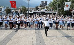 Önce Başkan'dan Zeybek, sonra 300 dansçıdan erik dalı- Güncel