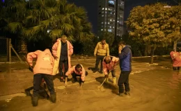 Mersin’de Sağanak Yağışlar Sonrası Büyükşehir Belediyesi Ekipleri Sahada