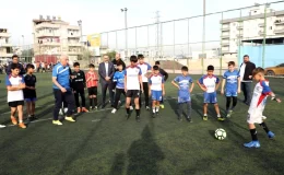 Akdeniz Belediye Başkanı Mustafa Gültak, sporcu çocuklarla birlikte idman yaptı