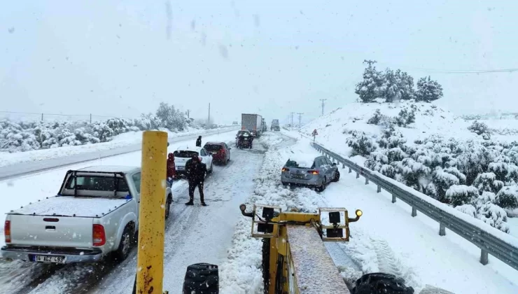 Mersin’de Kar Yağışı: Yollar Kapandı, Araçlar Mahsur Kaldı