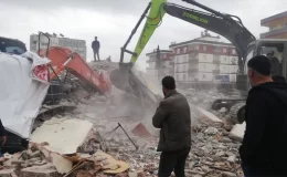 Tarsus’ta kontrollü yıkım sırasında apartman çöktü, iş makinesi operatörü yaralandı