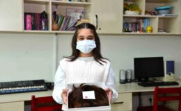 10 yaşındaki Azra, saçlarını tedavi gören Ayten’e hediye etti