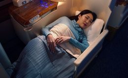 Emirates, Business Class yolcularını uzun uçuşlarda daha rahat ettirecek yeni uçak içi kıyafet setini tanıttı- Güncel