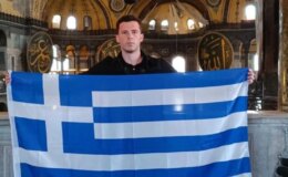 Ayasofya’da provokasyon! Yunan turist bayrak açıp fotoğrafı da skandal bir notla paylaştı