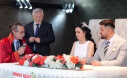 Erdal Beşikçioğlu, belediye başkanı olarak ilk nikahını kıydı