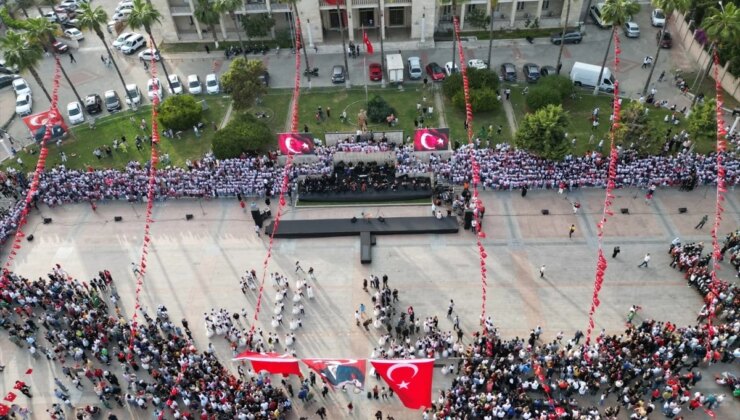 Mersin’de 23 Nisan Ulusal Egemenlik ve Çocuk Bayramı’nda ‘Cumhuriyet’in Çocukları’ konseri düzenlendi