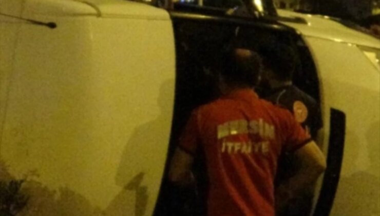 Mersin’de İl Emniyet Müdürlüğüne ait minibüs devrildi, polis yaralandı