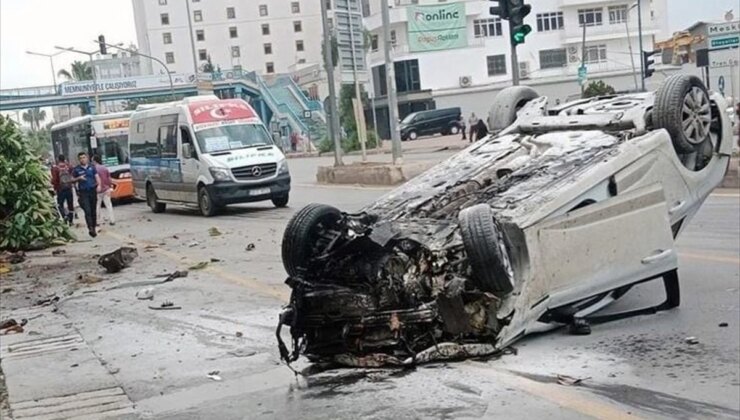 Mersin’de kaldırıma çıkan otomobilin sürücüsü gözaltına alındı