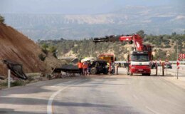 Mersin’de ölüm virajında kaza: Kamyon devrildi, sürücü hayatını kaybetti
