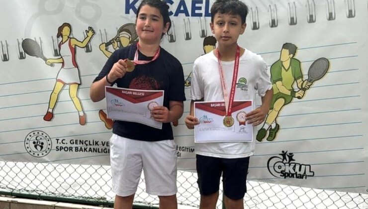 Mustafa Açıkalın Ortaokulu Okul Sporları Küçük Erkekler Tenis Müsabakalarında Bölge Birincisi Oldu
